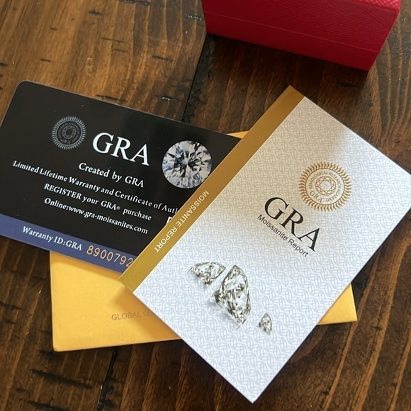 MOISSANITE - Engagement Ring - Picture 5 of 7